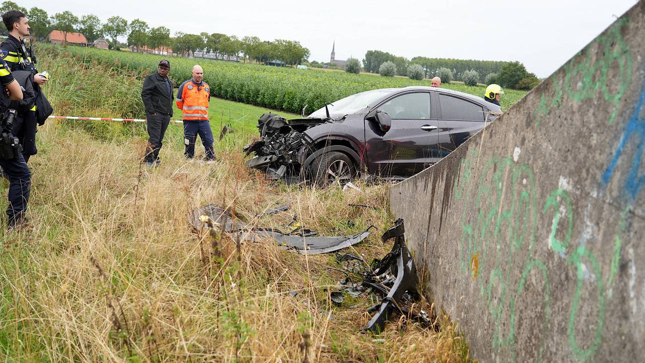 De auto botste op een stuk betonnen muur van een tunneltje dat onder de A59 doorgaat. (Foto: Jeroen Stuve / Persbureau Heitink.)