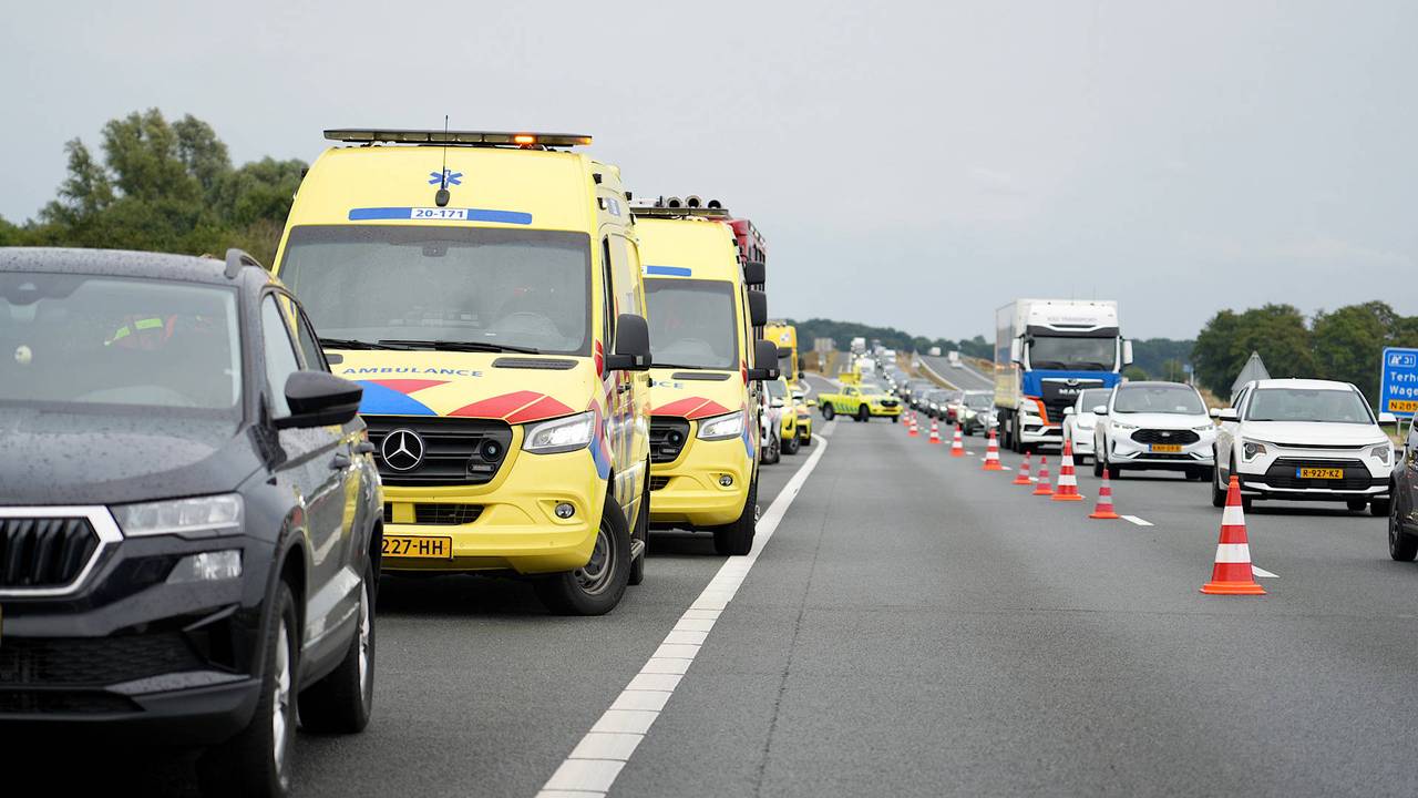 Een rijstrook werd afgesloten, dat zorgde voor flinke vertraging. (Foto: Jeroen Stuve / Persbureau Heitink.)