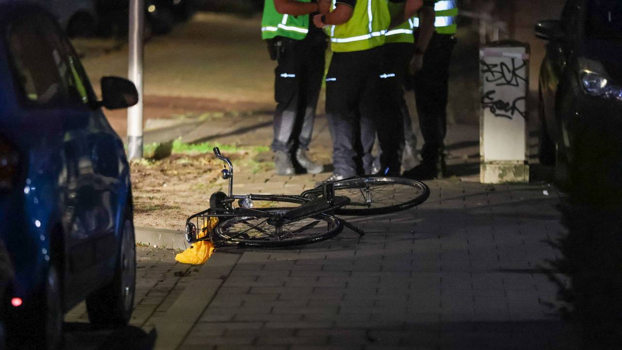 De fietser werd met spoed naar een ziekenhuis gebracht (foto: Addy Smits/Persbureau Heitink).