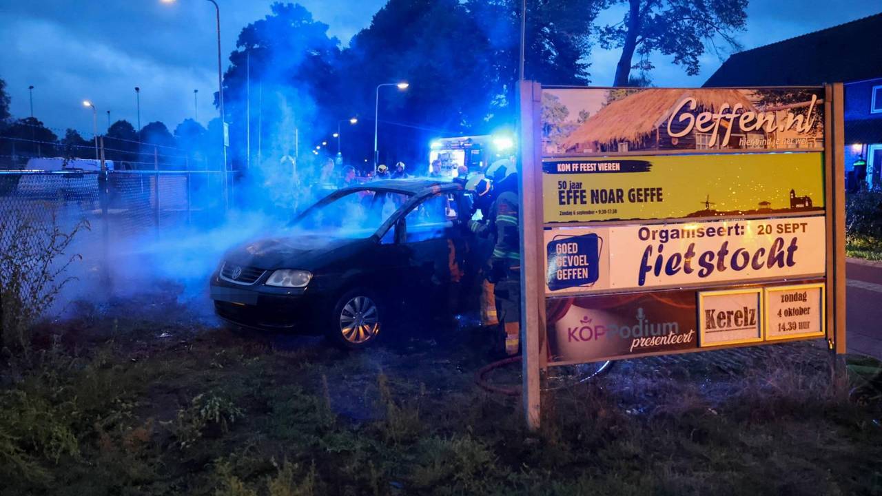 De brandweer kon de auto niet meer redden. (Foto: Addy Smits / Persbureau Heitink.)