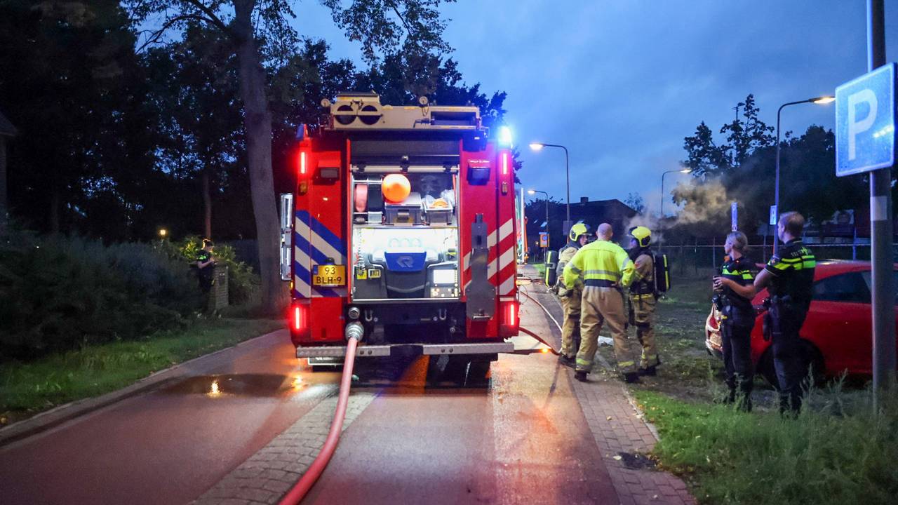 De brandweer kon de auto niet meer redden. (Foto: Addy Smits / Persbureau Heitink.)
