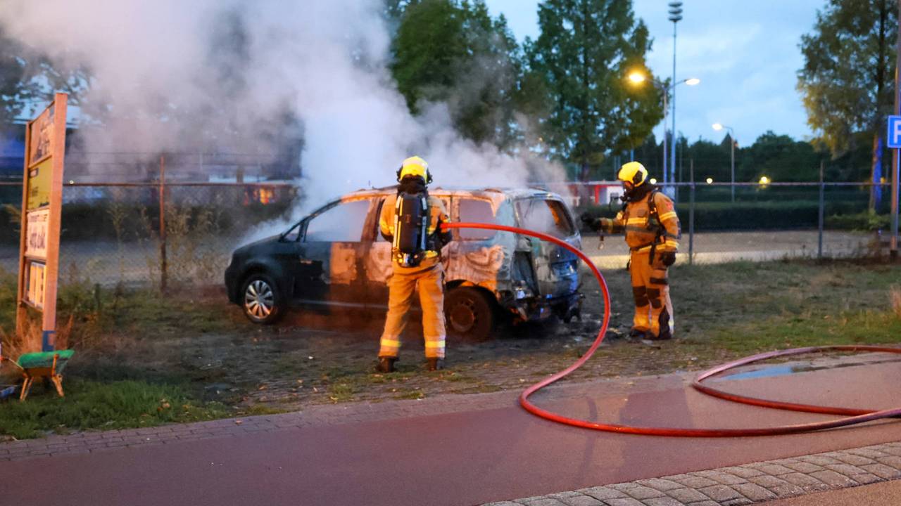 Toen de brandweer arriveerde stond de auto al in lichterlaaie. (Foto: Addy Smits / Persbureau Heitink.)