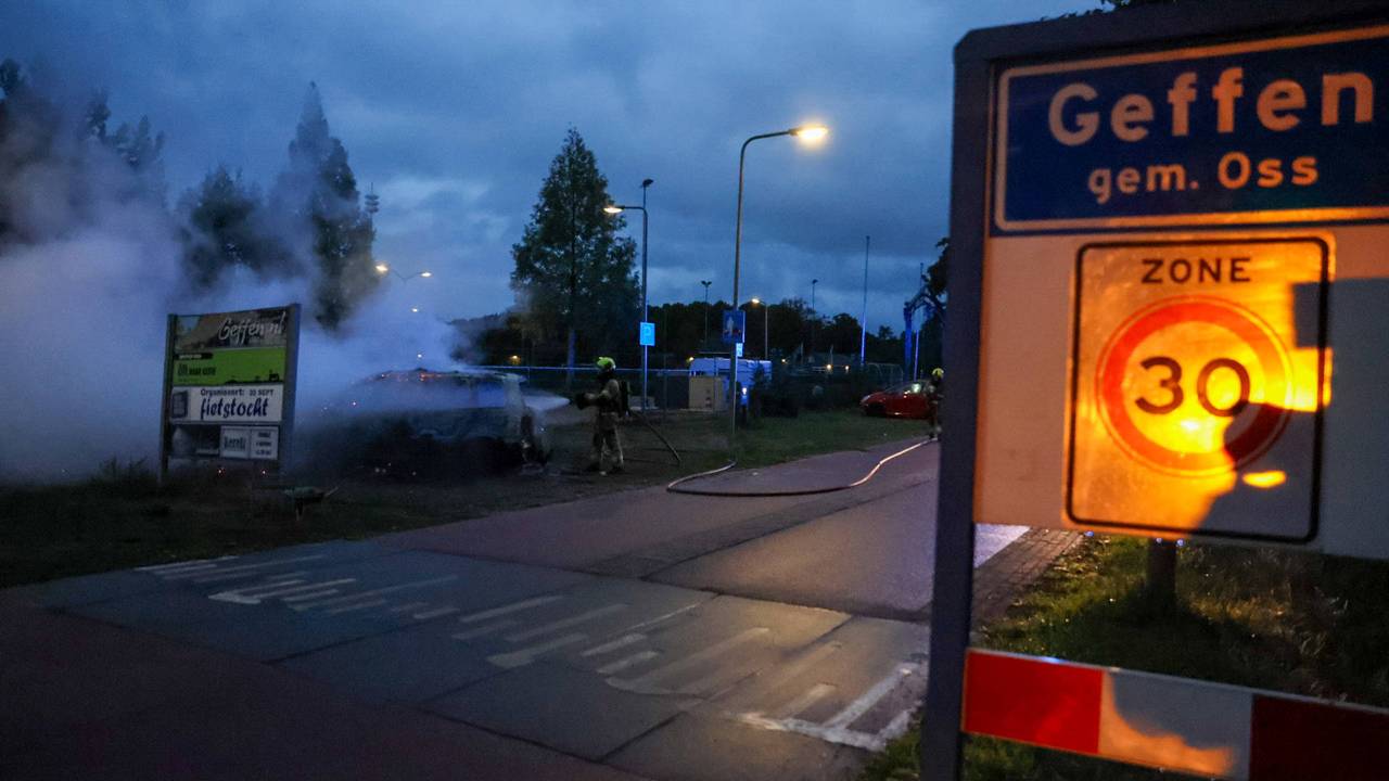 Toen de brandweer arriveerde stond de auto al in lichterlaaie. (Foto: Addy Smits / Persbureau Heitink.)