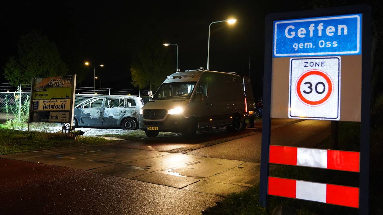 De auto werd gevonden op de kruising van de Wolfdijk, de Molengraaf en de Pastoor van de Kampstraat, vlak bij het terrein van voetbalclub Nooit Gedacht in Geffen (foto: Bart Meesters/Persbureau Heitink).
