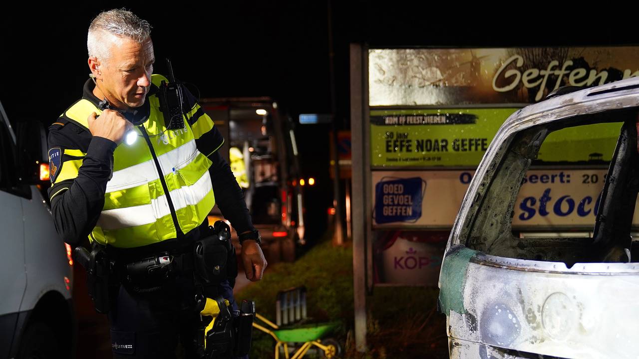 De uitgebrande auto werd twee uur na de aanrijding ontdekt in Geffen (foto: Bart Meesters/Persbureau Heitink).