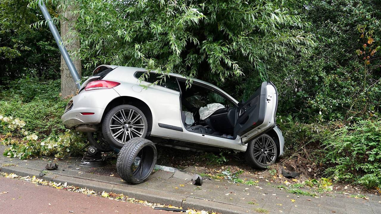 De auto crashte tegen een lantaarnpaal (foto: Jeroen Stuve/Persbureau Heitink).