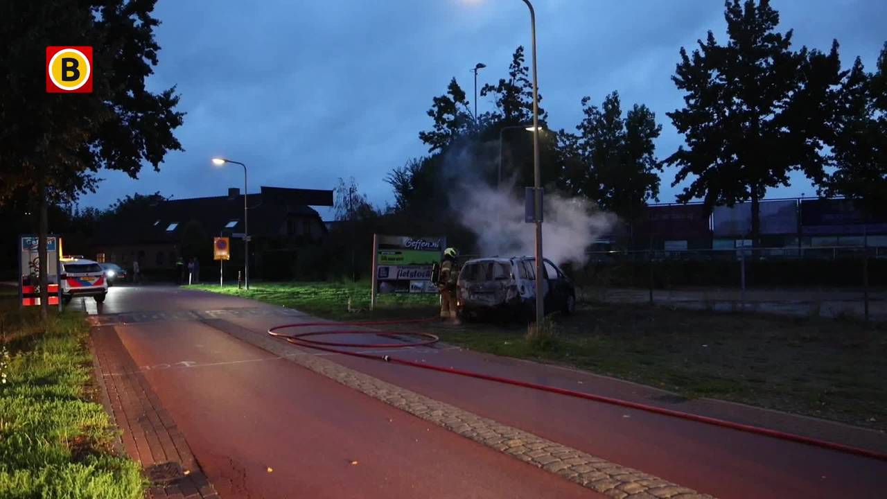 Geparkeerde auto gaat volledig in vlammen op parkeerplaats