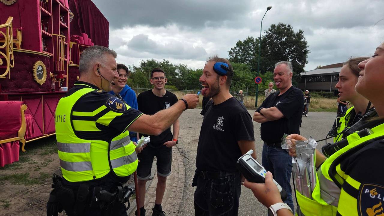 Politie doet een drugs en alcoholtest bij alle chauffeurs van de Brabantsedag (foto: Noël van Hooft).
