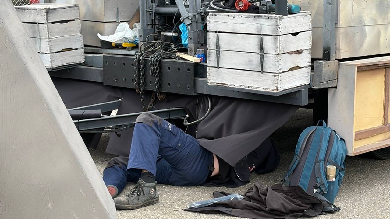 Vriendenkring De Rooie Hoek doet de laatste aanpassingen (foto: Lobke Kapteijns).