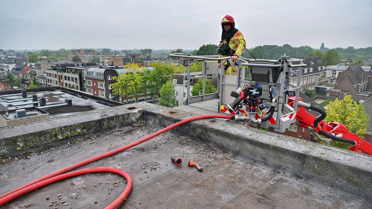 Brand wordt van twee kanten geblust vanuit hoogwerkers (foto: Rico Vogels / Persbureau Heitink).