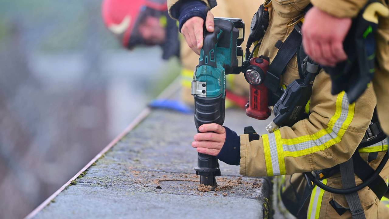 Brandweer blust in de spouw van flat Valkenswaard (foto: Rico Vogels / Persbureau Heitink). 