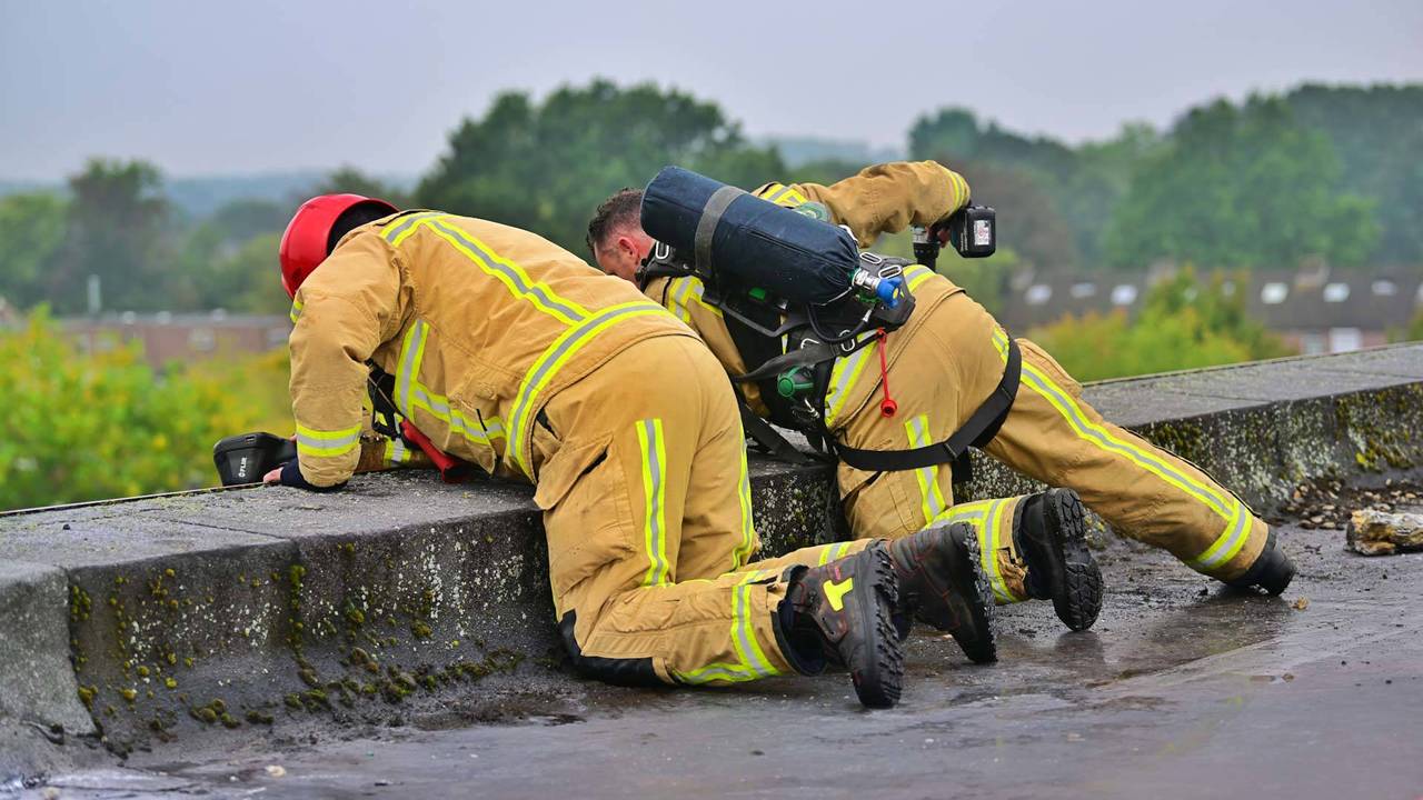 Brandweer blust in de spouw van flat Valkenswaard (foto: Rico Vogels / Persbureau Heitink). 