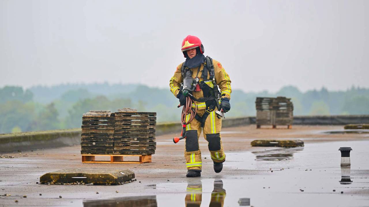 Brandweer blust in de spouw van flat Valkenswaard (foto: Rico Vogels / Persbureau Heitink). 