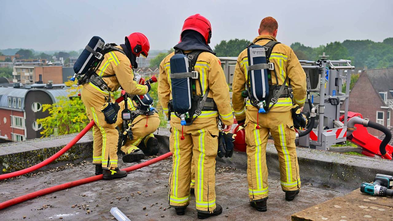 Brandweer blust in de spouw van flat Valkenswaard (foto: Rico Vogels / Persbureau Heitink). 