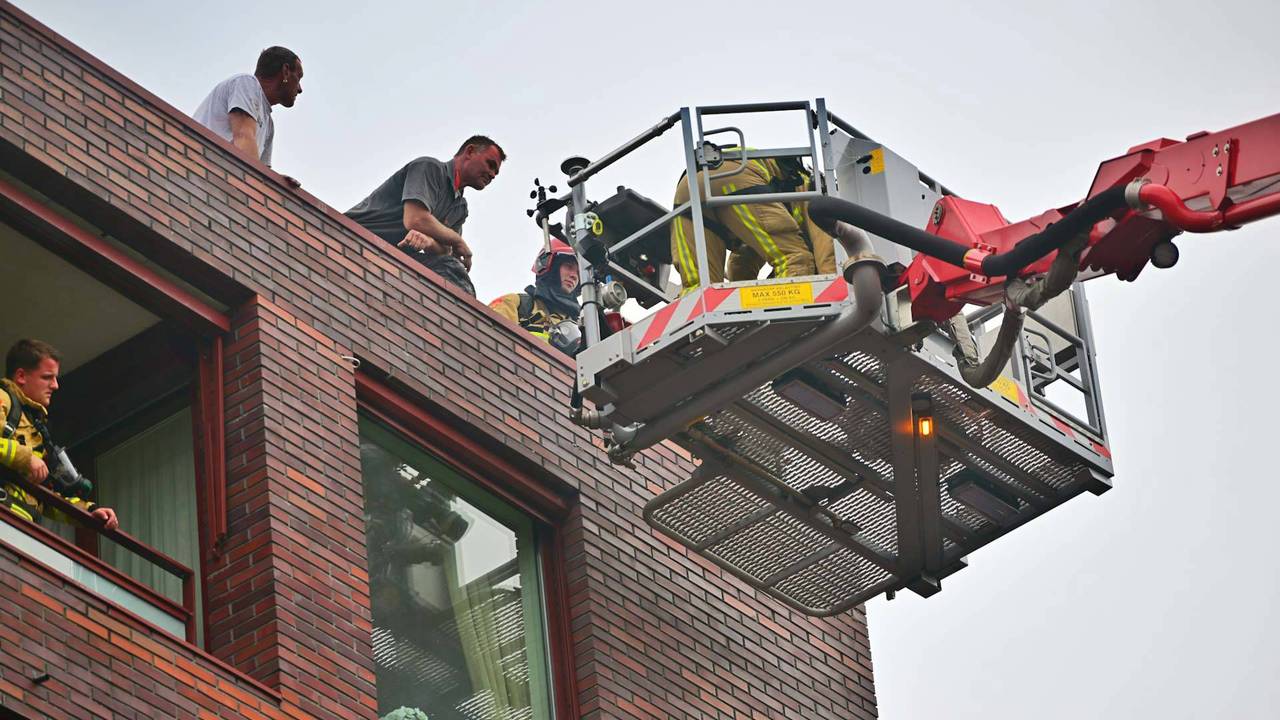 Twee hoogwerkers zijn ingezet bij de brand in een flat in Valkenswaard (foto: Rico Vogels / Persbureau Heitink). 