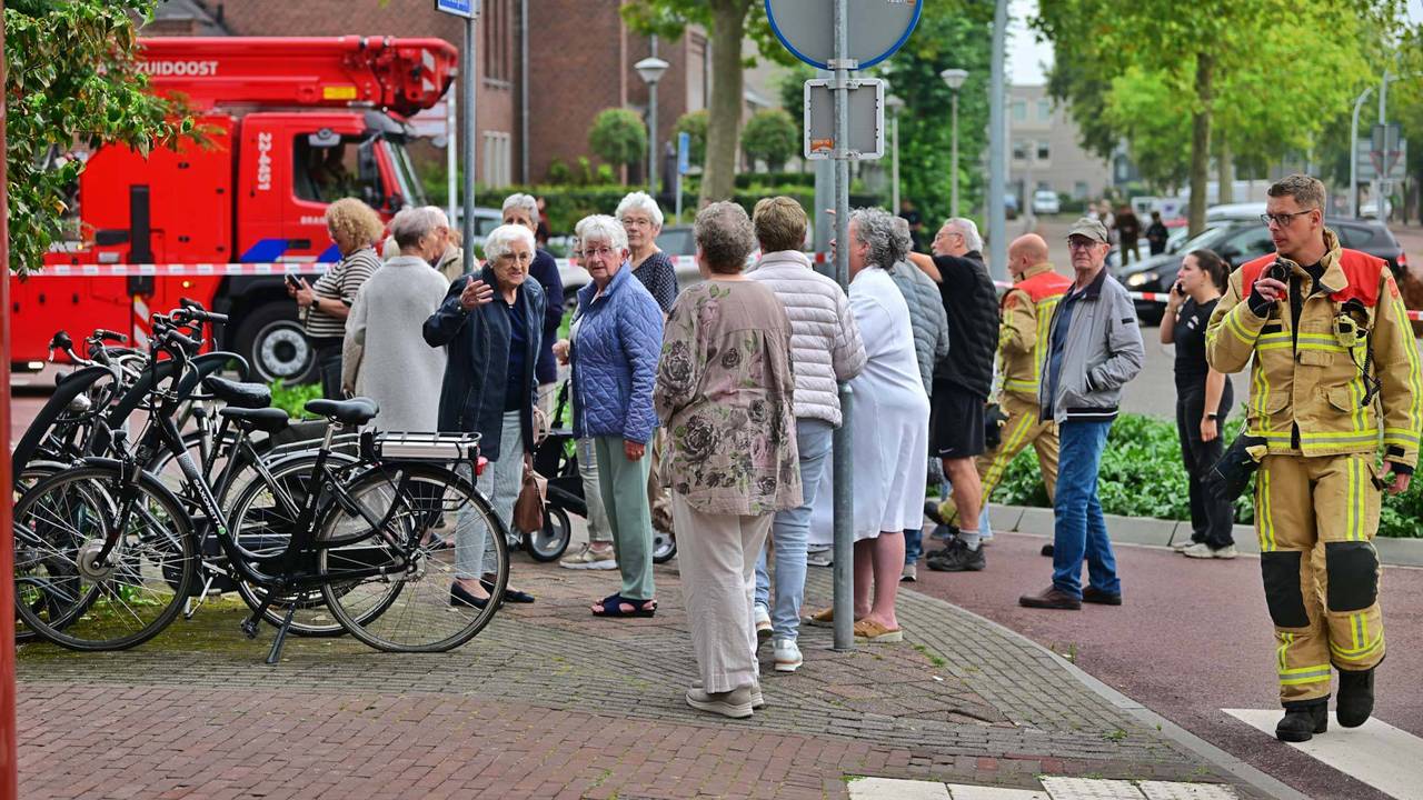 25 bewoners moesten hun appartementen verlaten na brand in de spouwmuur (foto: Rico Vogels / Persbureau Heitink).