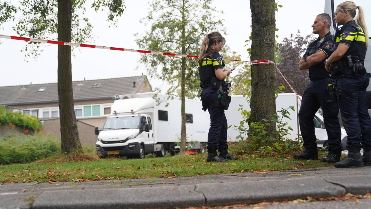 Er zijn vrijdag veel specialisten van de politie aanwezig (foto: Bart Meesters / Persbureau Heitink).
