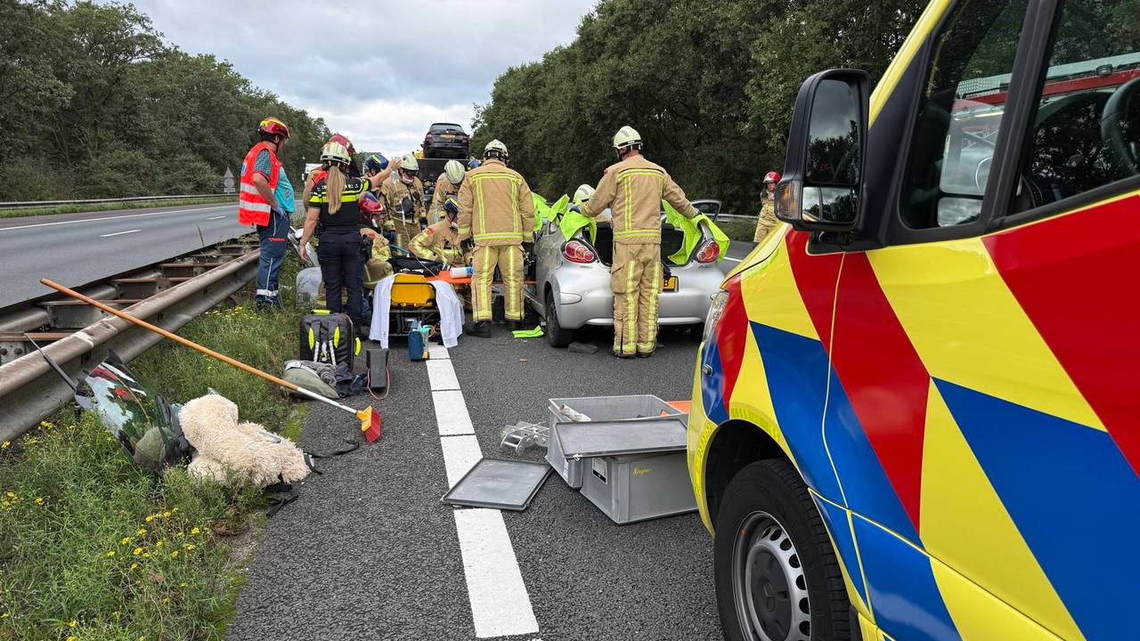 Groot ongeluk op de A67 in Geldrop: inzittende bekneld