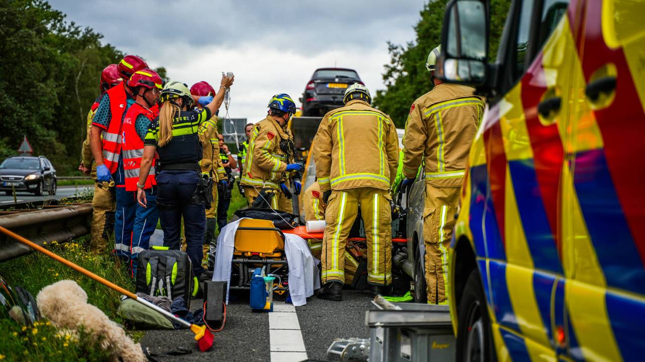 Persoon bekneld bij groot ongeluk op de A67 (foto: Dave Hendriks/Persbureau Heitink).