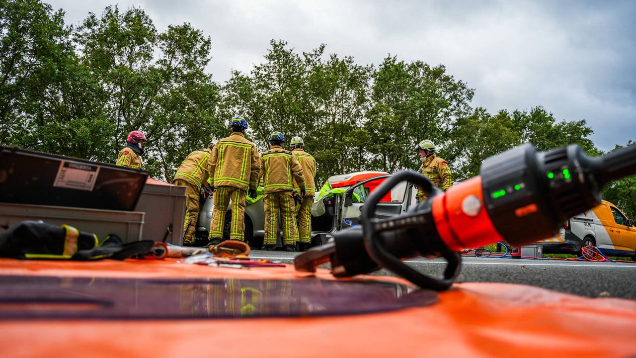 Persoon bekneld bij groot ongeluk op de A67 (foto: Dave Hendriks/Persbureau Heitink).