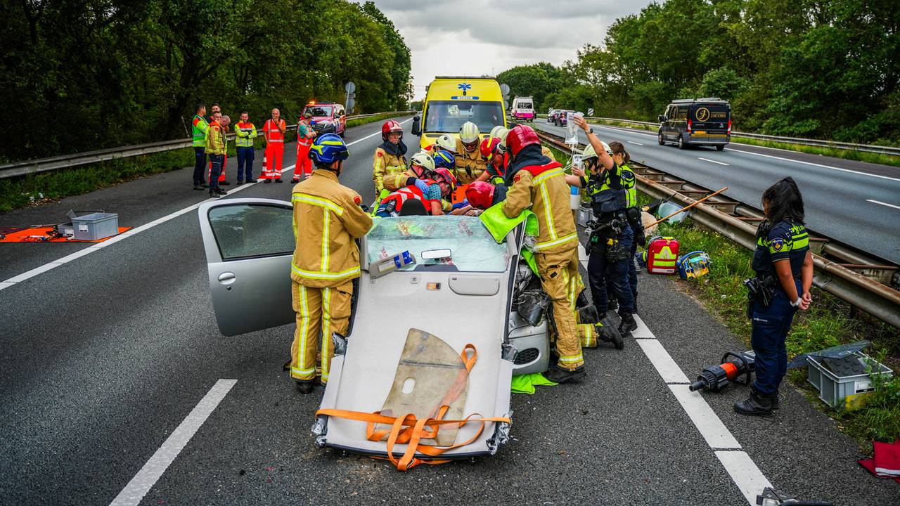 Persoon bekneld bij groot ongeluk op de A67 (foto: Dave Hendriks/Persbureau Heitink).