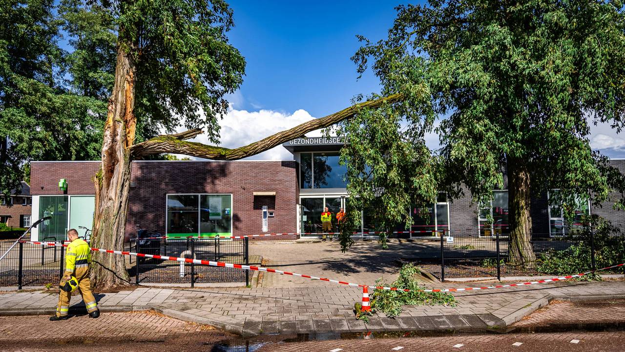 Grote tak afgebroken voor ingang van gezondheidscentrum in Heesch
