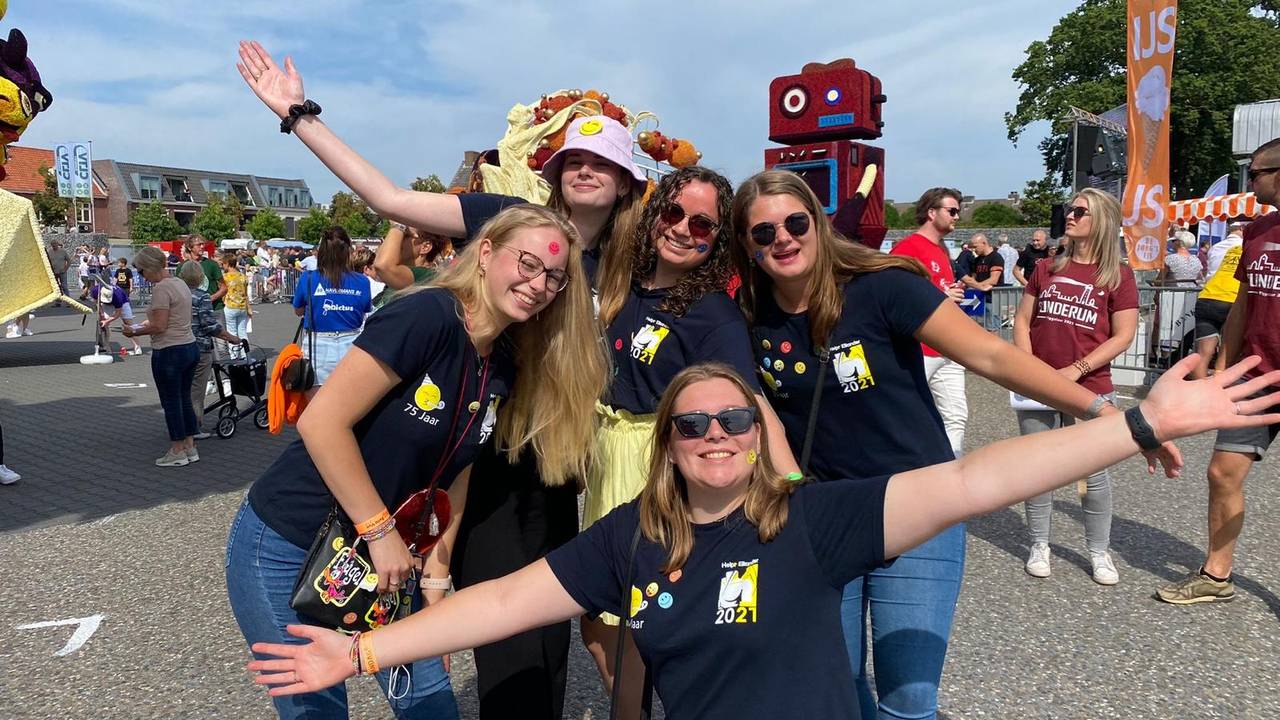 Anne en haar vriendinnen op het corso (eigen foto).