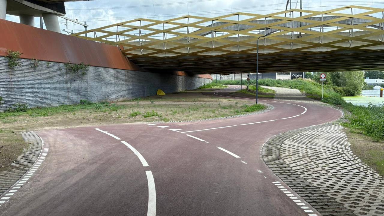 Het fietspad houdt opeens op in de bocht naar links (foto: Wilco Zonneveld).