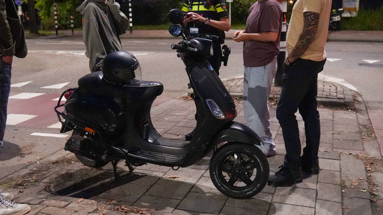 Auto rijdt door na botsing met jonge vrouw op scooter in Helmond (foto: Harrie Grijseels / Persbureau Heitink).
