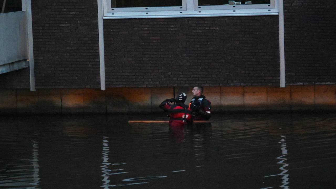Duikers van de brandweer werden opgeroepen (foto: Foto: Perry Roovers/Persbureau Heitink).