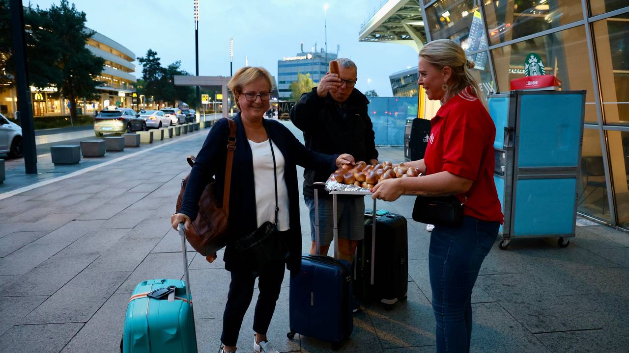 Leo en Jeanette uit Eindhoven genieten van een worstenbroodje op de verjaardag van Omroep Brabant (foto: Omroep Brabant).