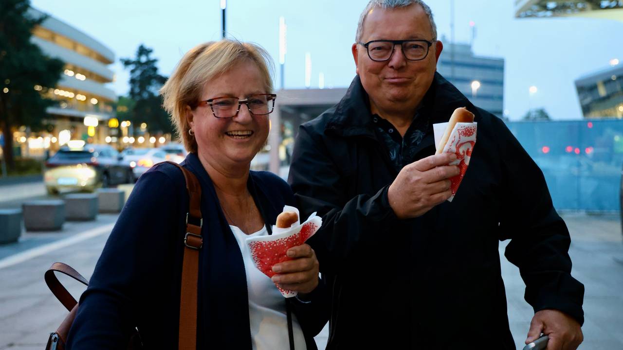 Leo en Jeanette uit Eindhoven genieten van een worstenbroodje op de verjaardag van Omroep Brabant (foto: Lobke Kapteijns/Omroep Brabant).