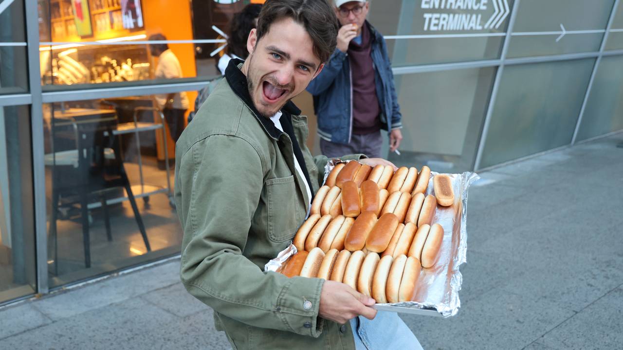 Thijs deelt worstenbroodjes uit voor het 50-jarig jubileum van Omroep Brabant (foto: Omroep Brabant).