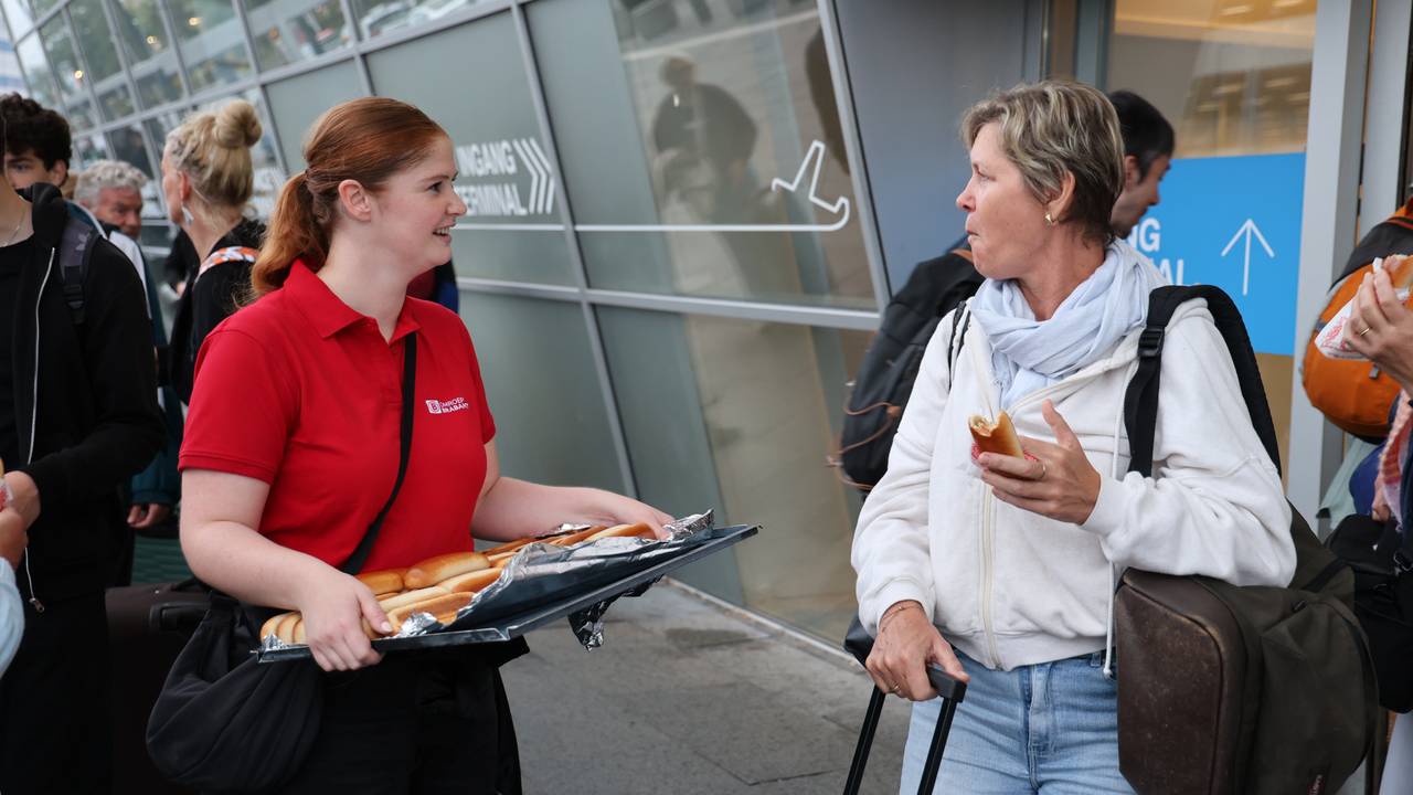Evie deelt worstenbroodjes uit voor het 50-jarig jubileum van Omroep Brabant (foto: Omroep Brabant).