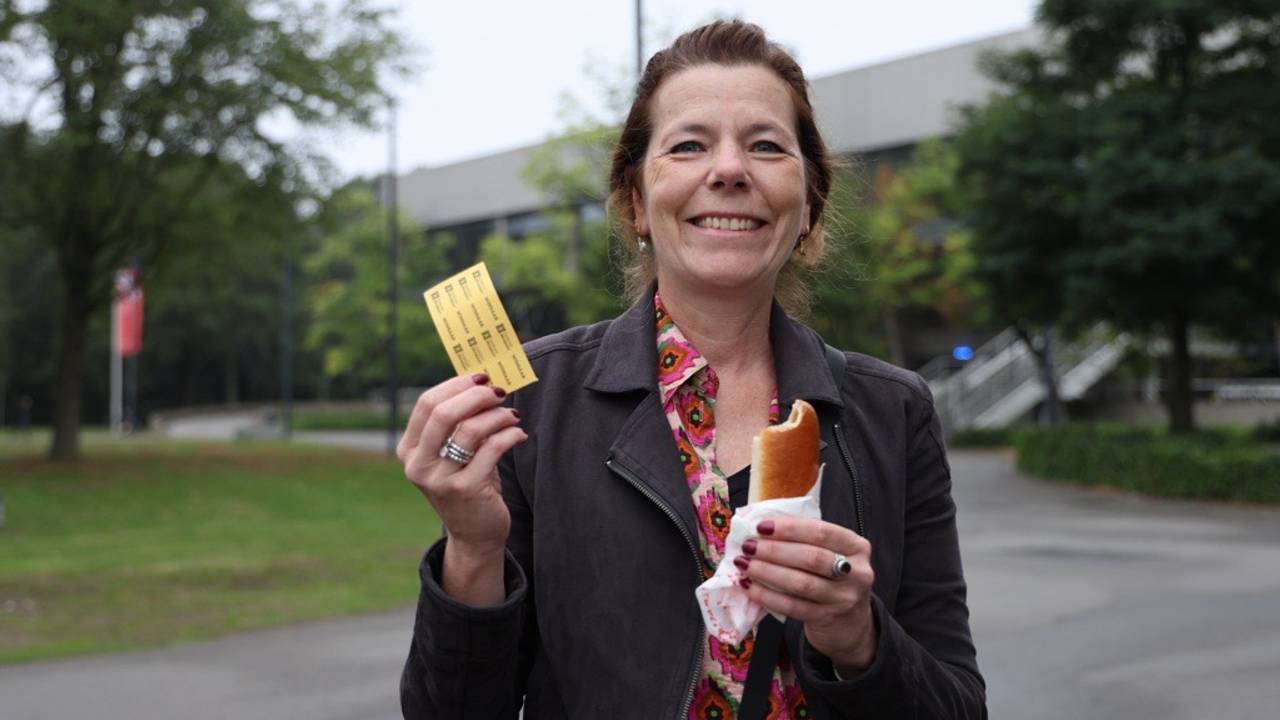 Inge uit Wintelre vond de gouden wikkel in haar worstenbroodje (foto: Omroep Brabant).