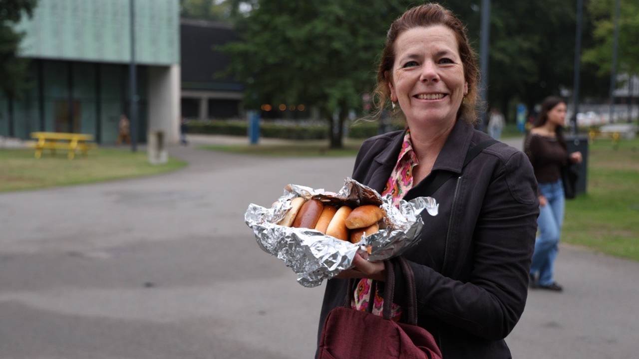 Inge uit Wintelre vond de gouden wikkel toen ze worstenbroodjes voor haar collega's haalde (foto: Omroep Brabant).