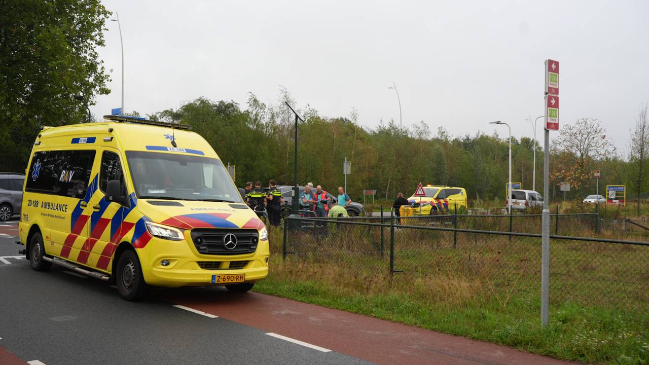 Een fietser raakte dinsdag gewond bij een aanrijding met een auto in Loon op Zand (foto: Erik Haverhals / Persbureau Heitink).