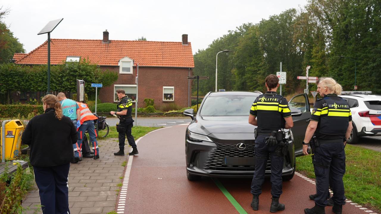 Een fietser raakte dinsdag gewond bij een aanrijding met een auto in Loon op Zand (foto: Erik Haverhals / Persbureau Heitink).