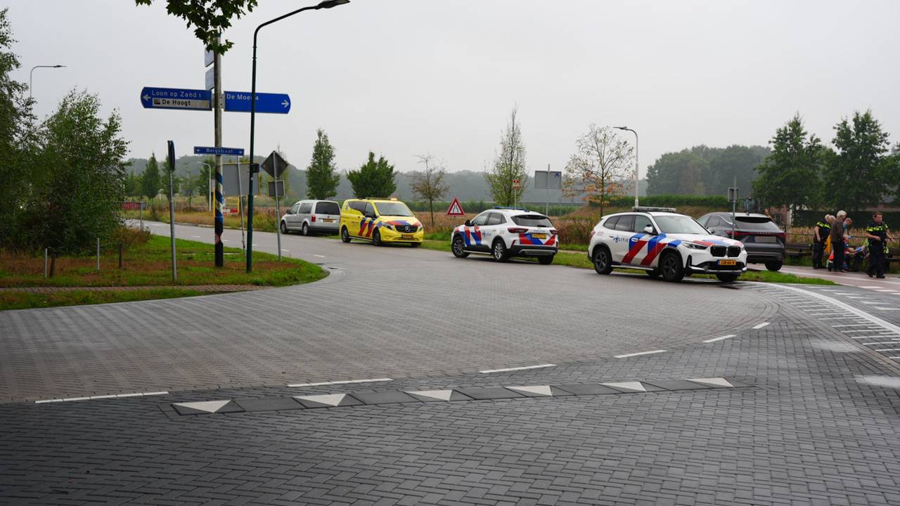 Een fietser raakte dinsdag gewond bij een aanrijding met een auto in Loon op Zand (foto: Erik Haverhals / Persbureau Heitink).