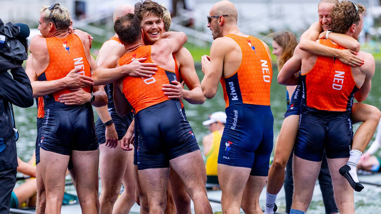 Sander de Graaf (derde van rechts) kan het bijna niet geloven: weer wereldkampioen (foto: Iris van den Broek, ANP).