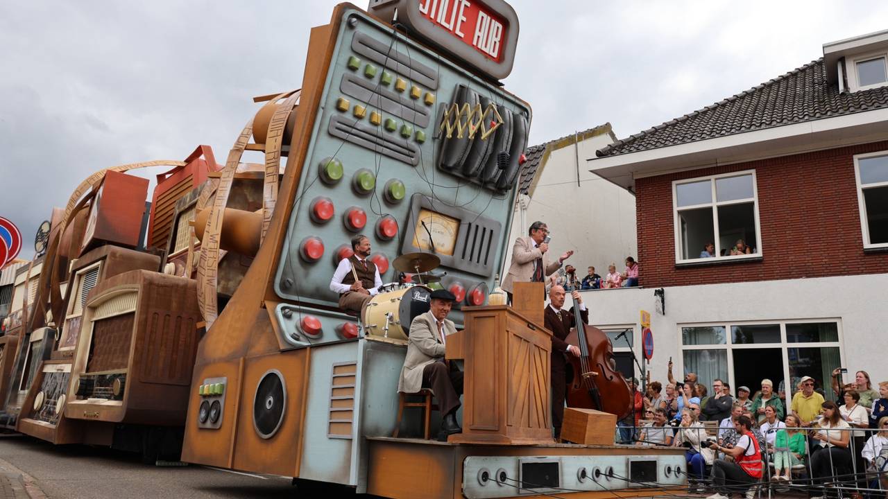 De eerste wagen: Hopeloos met La Radio del Signor Frits (foto: Lobke Kapteijns).