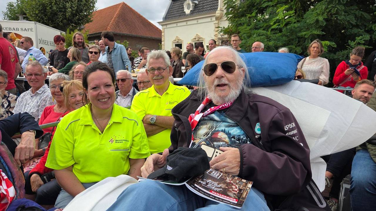 Willy Maas kan dankzij de Wensambulance toch bij de Brabantsedag in Heeze zijn (foto: Noël van Hooft)