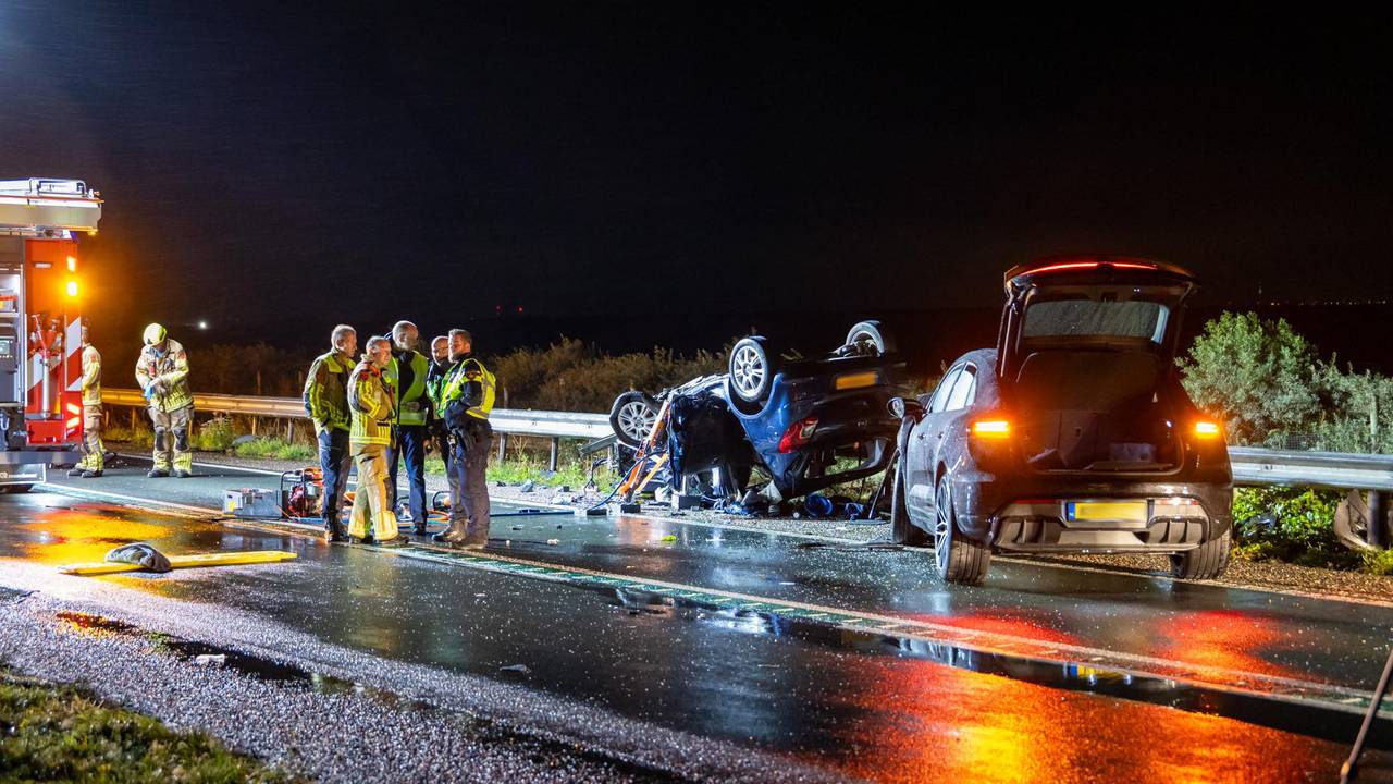 Drie auto's waren betrokken bij het ongeluk, twee van de auto's zouden op elkaar zijn gebotst. (Foto: Mexx van der Lieuw / Persbureau Heitink.)