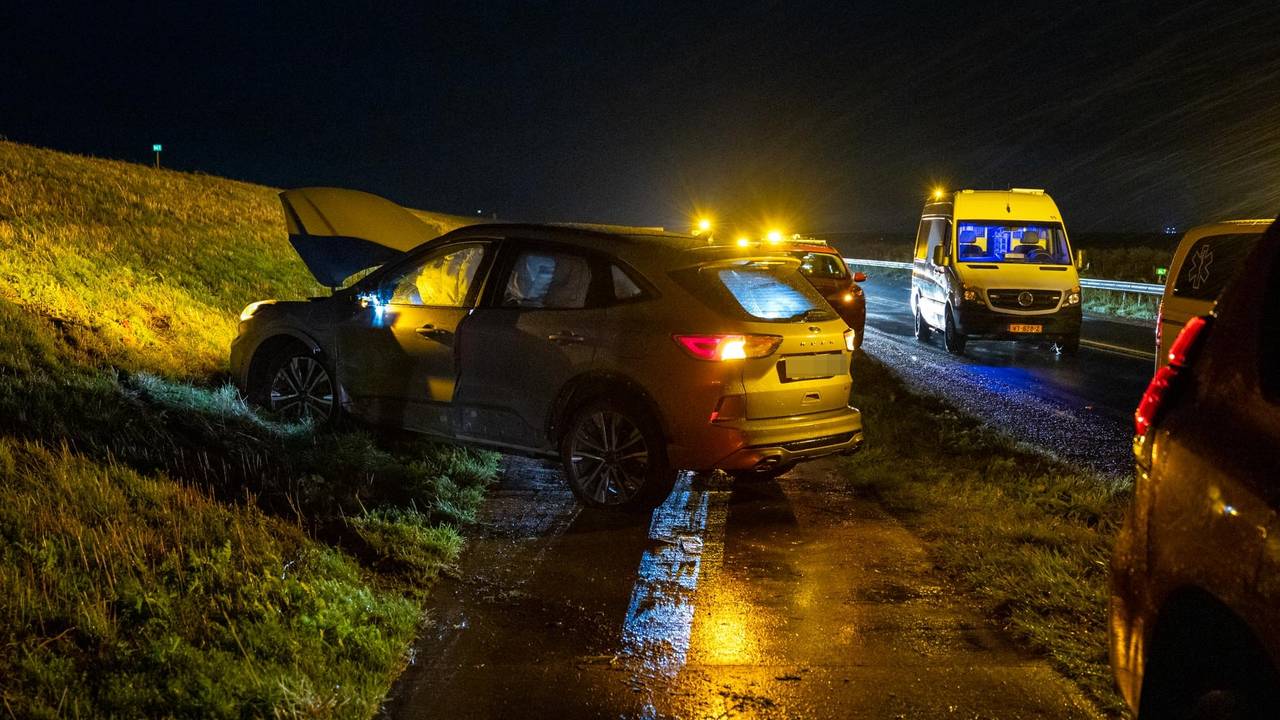 De derde auto raakte minder beschadigd door het ongeluk. (Foto: Mexx van der Lieuw / Persbureau Heitink.)