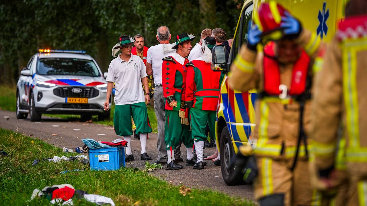 De leden van het gilde twijfelden geen moment en kwamen gelijk in actie toen ze de auto zagen drijven. (Foto: Persbureau Heitink.)