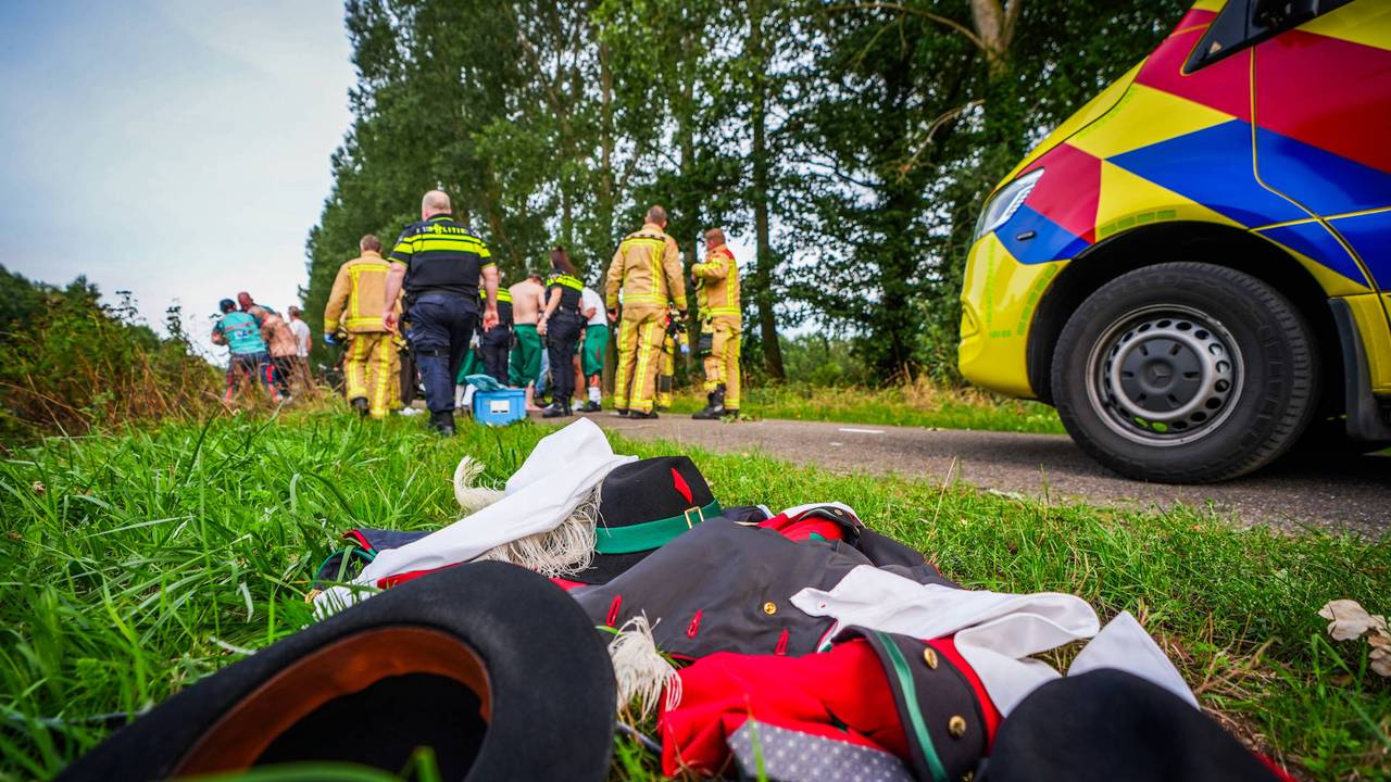Twee leden van het gilde trokken gelijk hun traditionele kleding uit en doken in het water. (Foto: Persbureau Heitink.)