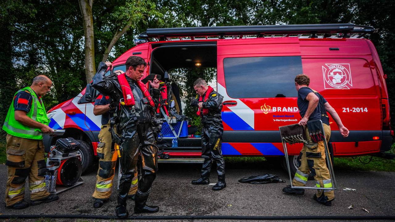 Een duiker nam ook een kijkje bij het wrak van de auto. (Foto: Persbureau Heitink.)