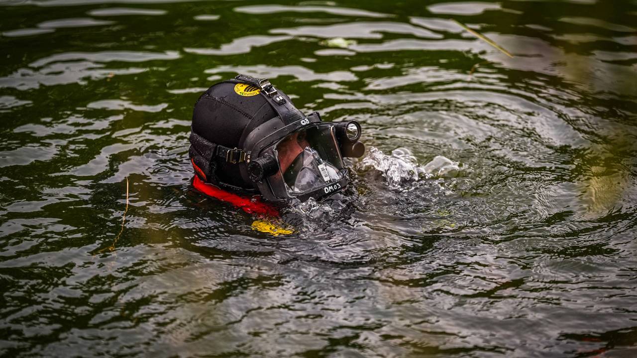 De brandweer stuurde nog een duiker af op het gezonken autowrak. (Foto: Persbureau Heitink.)