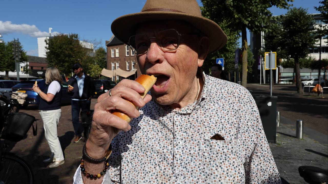 Harry (83) luistert iedere dag naar Omroep Brabant, samen met zijn vrouw Gerry (80) (foto: Omroep Brabant).