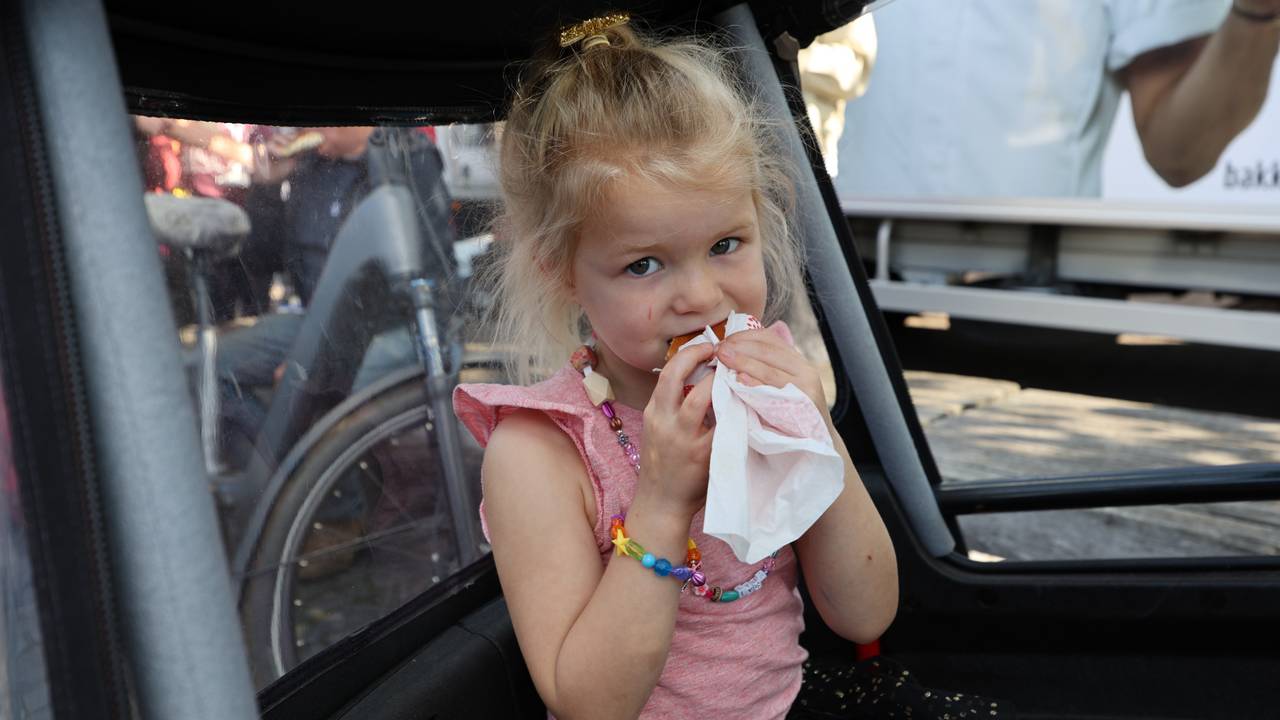 Jong of oud, iedereen houdt van worstenbroodjes! (foto: Omroep Brabant).